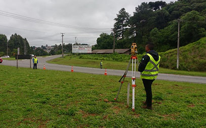 Personas trabajan en Autopista dos Minérios