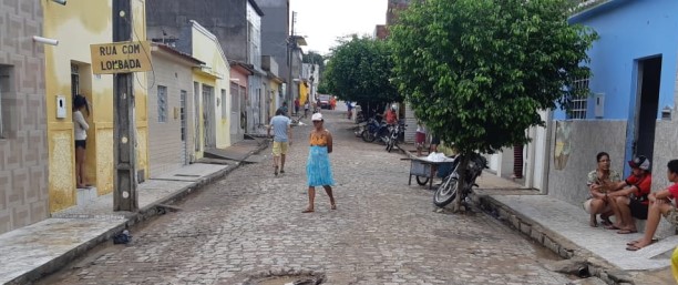 Rua em Santana do Ipanema após atendimento emergencial.